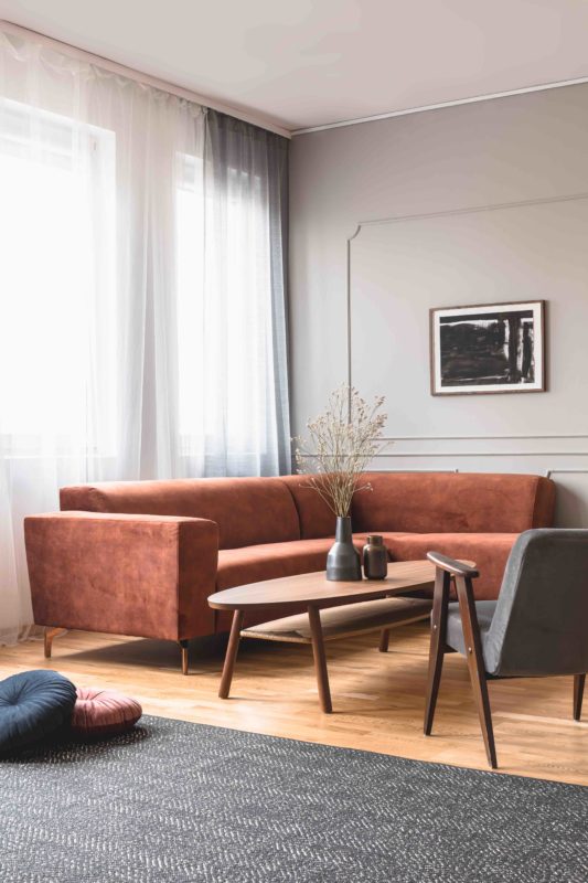 Graue Wandfarbe Ideen: Sofa in Terracotta