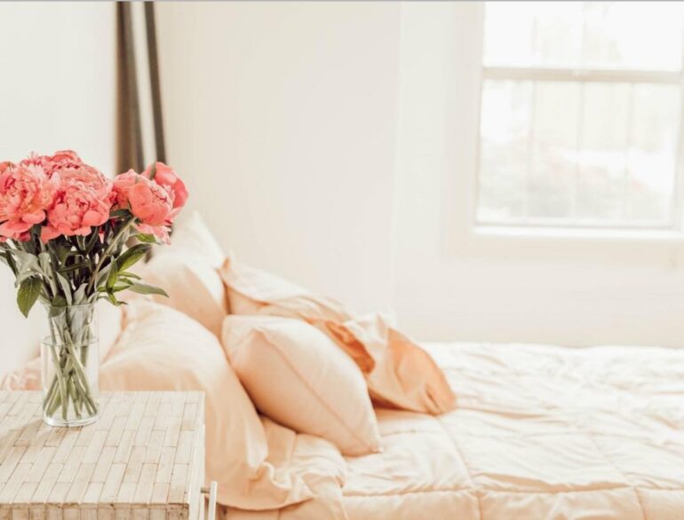 Schlafzimmer einrichten Tipps: Bett mit pastellfarbener Bettwäsche