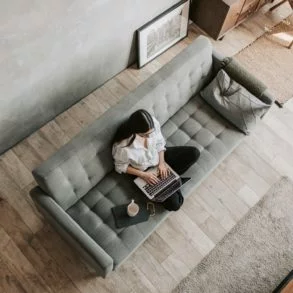 Wohnzimmer minimalistisch einrichten: Graues Sofa