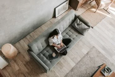 Wohnzimmer minimalistisch einrichten: Graues Sofa
