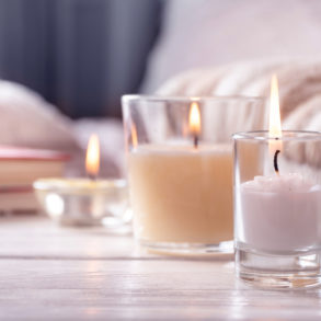 Die besten Duftkerzen: Drei Kerzen auf dem Tisch