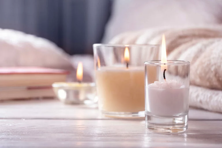 Die besten Duftkerzen: Drei Kerzen auf dem Tisch