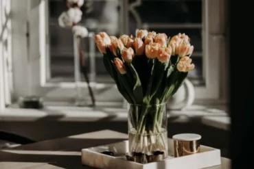 Deko mit Tulpen: Tulpen auf modernem Tisch