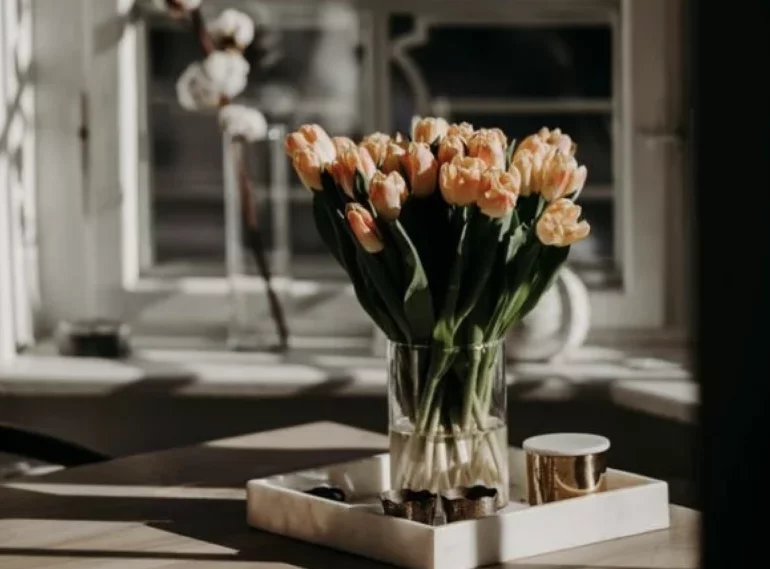 Deko mit Tulpen: Tulpen auf modernem Tisch