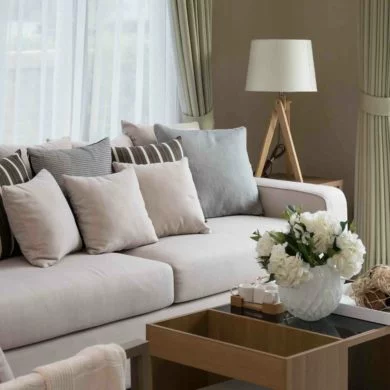 Wandfarbe für kleine Räume: Couch im Wohnzimmer