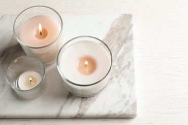 Marmor-Deko: Kerzen auf Marmor Tablett