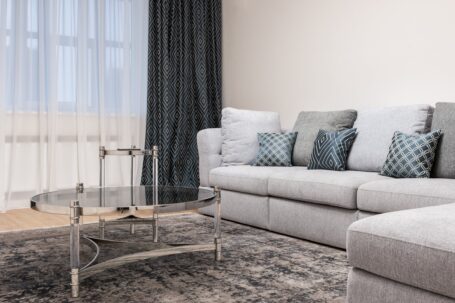 Graues Sofa mit Kissen dekorieren: Wohnzimmer mit grauer Couch.