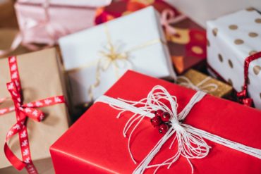 Weihnachtsgeschenke für die Wohnung: Verpackte Geschenke