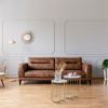 Welche Wandfarbe passt zur braunen Couch: Wohnzimmer mit Sofa