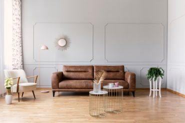 Welche Wandfarbe passt zur braunen Couch: Wohnzimmer mit Sofa