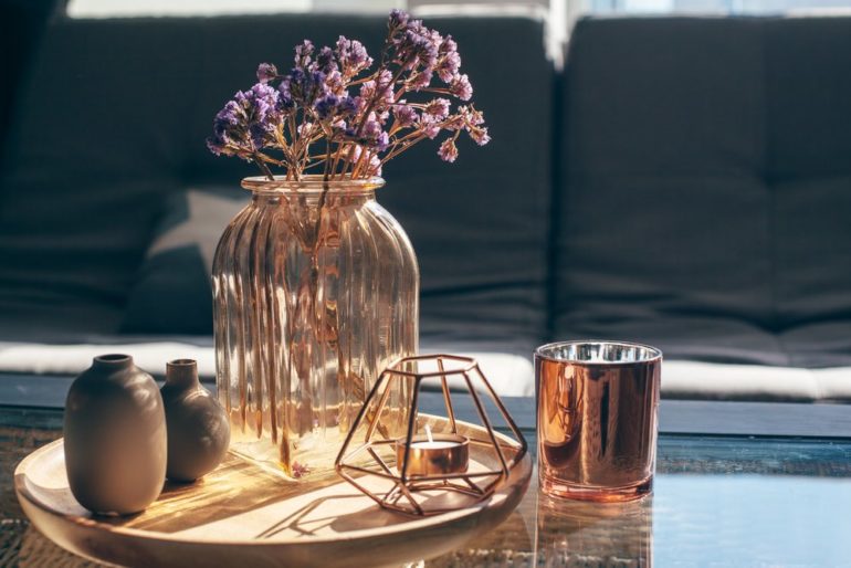 Couchtisch modern dekorieren: Couchtisch mit Vase