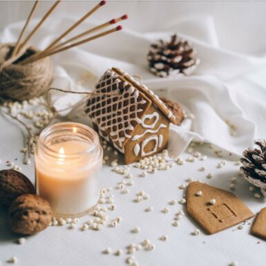 Weihnachtsgeschenke für die Wohnung: Gepacktes verziertes Geschenk