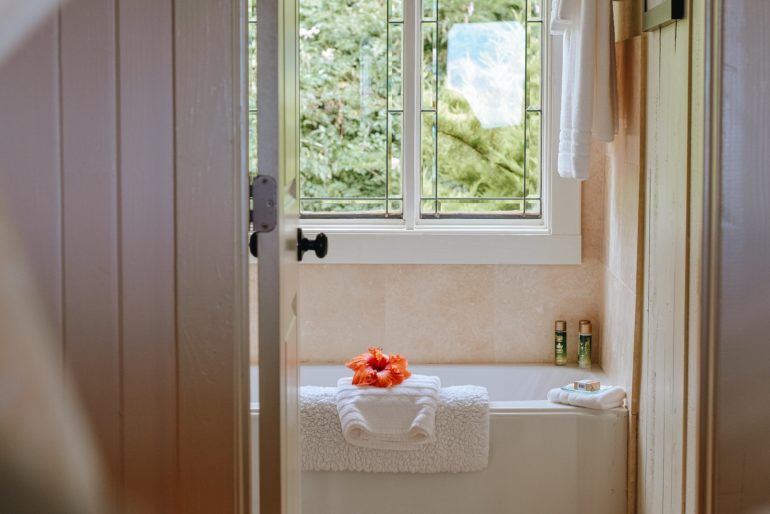 Kleines Badezimmer dekorieren: Weiße Badewanne