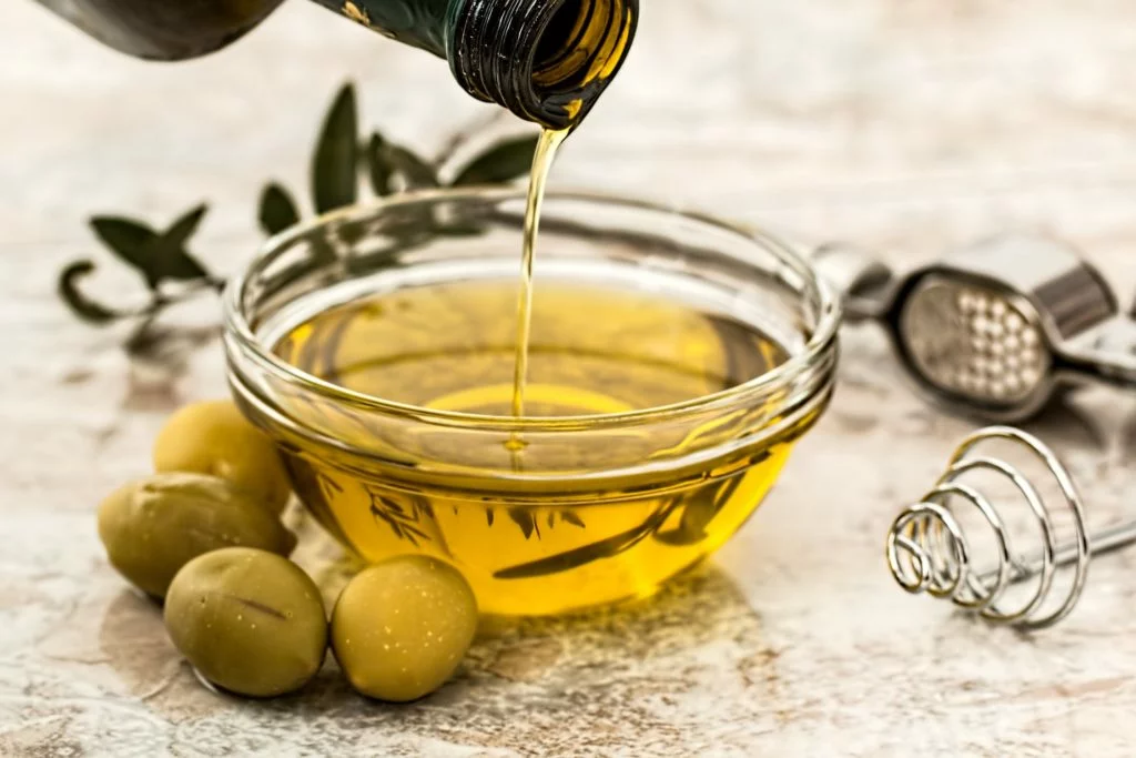 Baden ohne Badesalz: Olivenöl in Schüssel