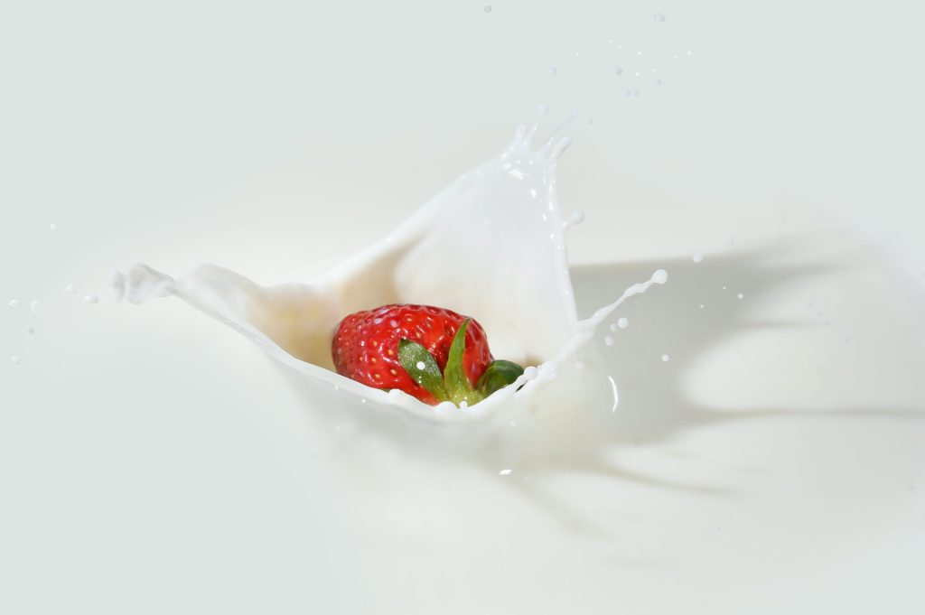 Erdbeere fällt in Joghurt