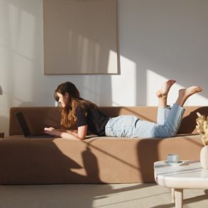 Interior Instagram Accounts: Frau auf dem Bett