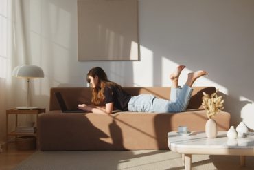 Interior Instagram Accounts: Frau auf dem Bett