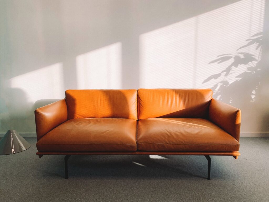 Altes Sofa aufpeppen: Orangene moderne Couch