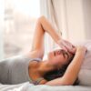 Falsche Matratze Symptome: Frau schläft im Bett