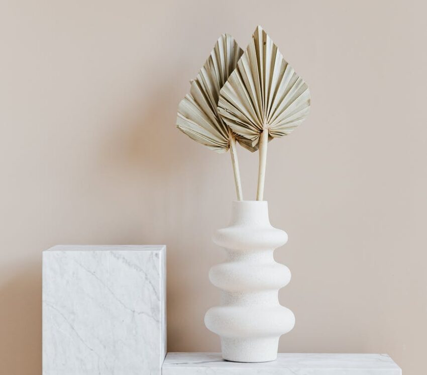 Schwedische Dekoration: Moderne Vase mit Palmblatt