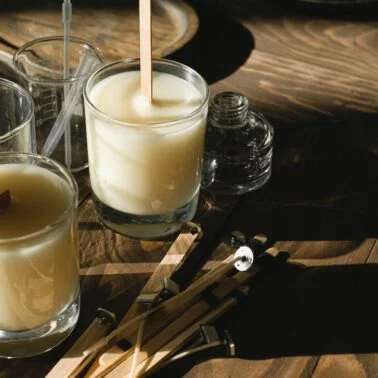 Knisterkerzen: Kerzen auf einem Holztisch