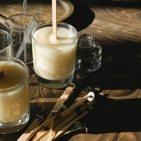 Knisterkerzen: Kerzen auf einem Holztisch