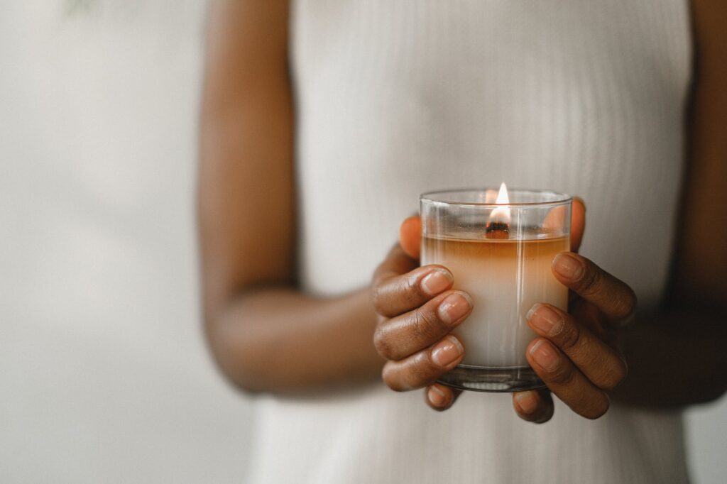 Knisterkerzen: Frau hält Kerze in der Hand