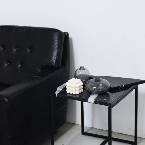 Schwarzes Sofa aufpeppen: Schwarzes Sofa mit Couchtisch