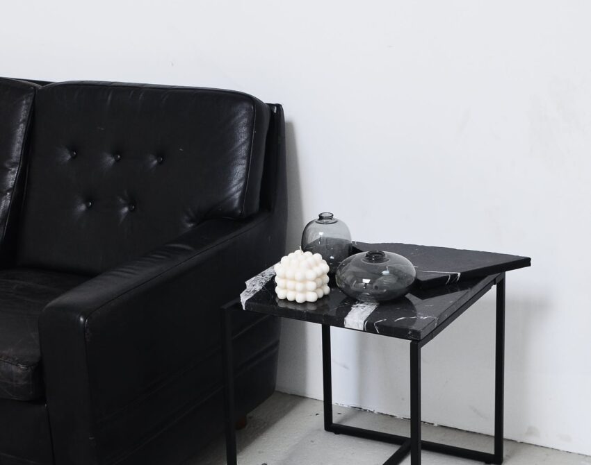 Schwarzes Sofa aufpeppen: Schwarzes Sofa mit Couchtisch