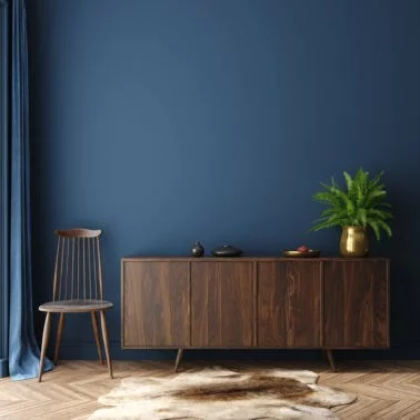 Welche Wandfarbe passt zu dunklen Möbeln? Brauner Schrank im Wohnzimmer