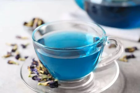 Ausgefallene Teesorten: Blauer Tee in Glastasse
