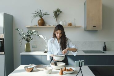 Deko Ideen für die Küche: Frau kocht in moderner Küche