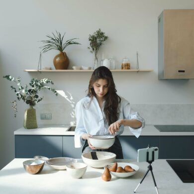Deko Ideen für die Küche: Frau kocht in moderner Küche