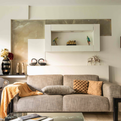 Altes Sofa aufpeppen: Modernes Wohnzimmer mit schlichter Couch.