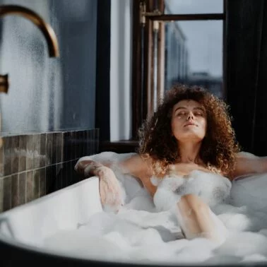 Badebomben selber machen ohne Form: Frau sitzt in der Badewanne