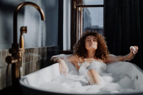 Badebomben selber machen ohne Form: Frau sitzt in der Badewanne