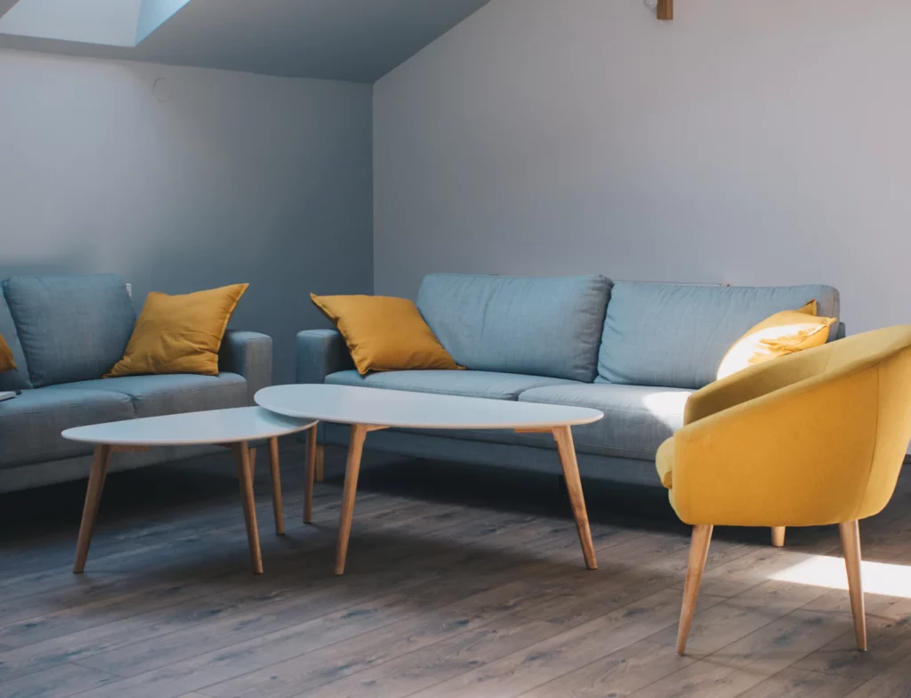 Welche Couch für kleine Wohnzimmer: Graue Couch mit gelben Kissen