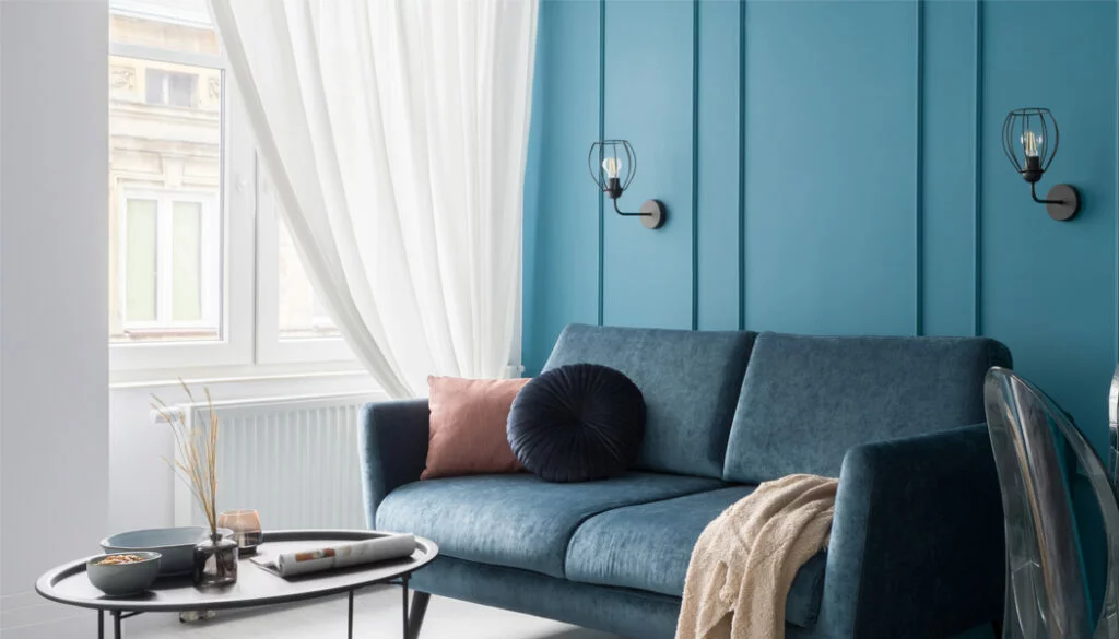 Blaue Couch vor blauer Wand