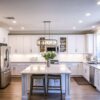 Wohnung immer ordentlich halten: Aufgeräumte weiße Küche
