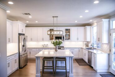 Wohnung immer ordentlich halten: Aufgeräumte weiße Küche