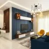 Farben in Wohnräumen: Zimmer mt blauer Wand und gelben Sesseln | VOIIA.de