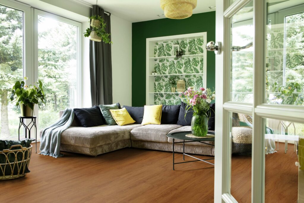 Wohnzimmer mit grünen Akzenten