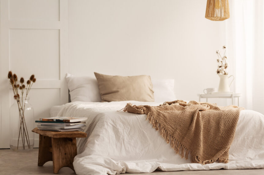 Wabi Sabi Stil: Schlafzimmer im Wabi Sabi Look in neutralen Erdtönen