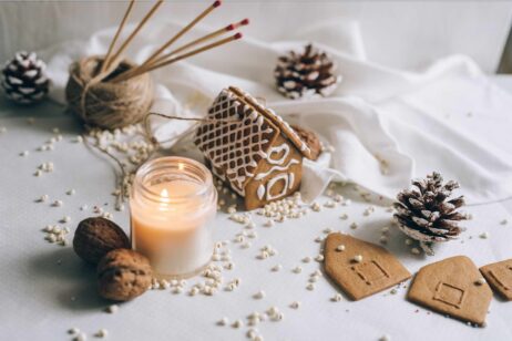 Duftkerze für Weihnachten: Kerze neben Weihnachtsdekoration