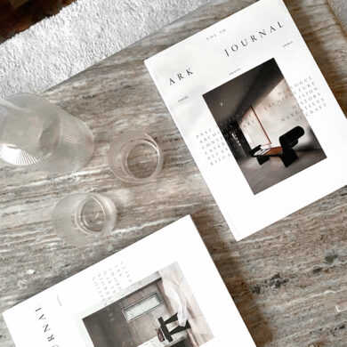 Beige und weiße Coffee Table Books: Modernes Wohnzimmer mit Couchtisch