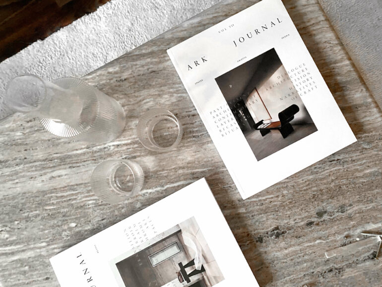 Beige und weiße Coffee Table Books: Modernes Wohnzimmer mit Couchtisch