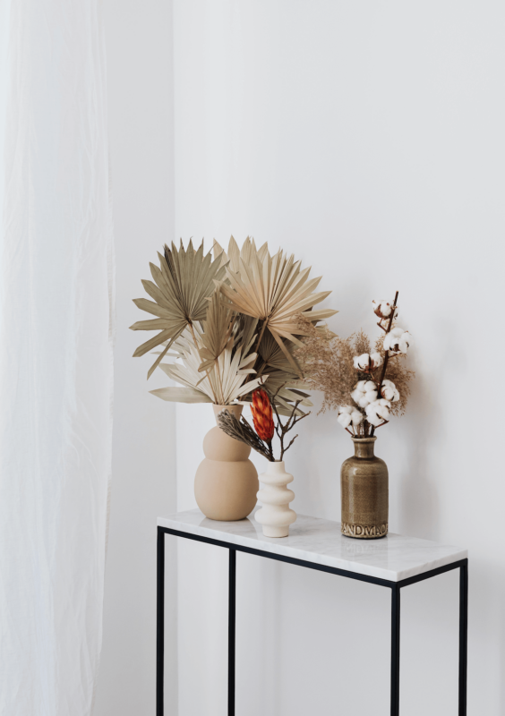 Nordisch dekorieren: Moderne Vasen mit Trockenblumen