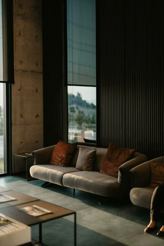 Wohnung edler wirken lassen: Schlichte moderne Couch