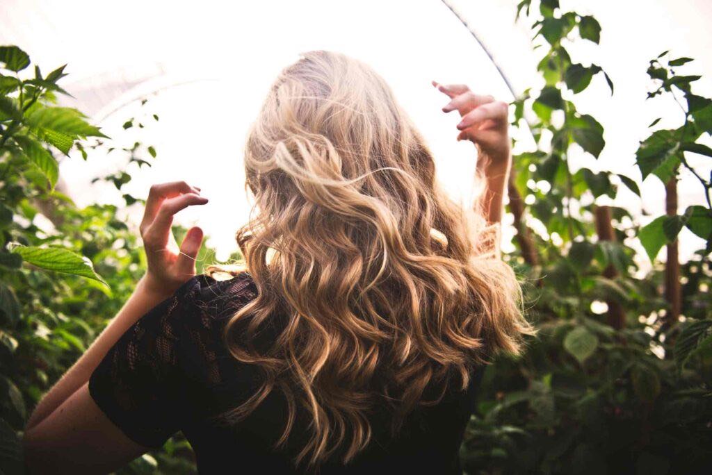 Frau mit blonden Haaren