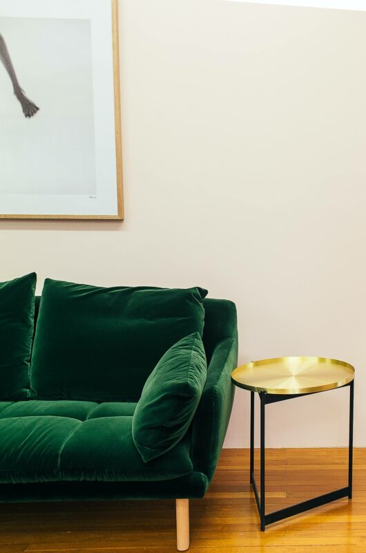 Altes Sofa aufpeppen: Grüne Samtcouch mit Holzbeinen